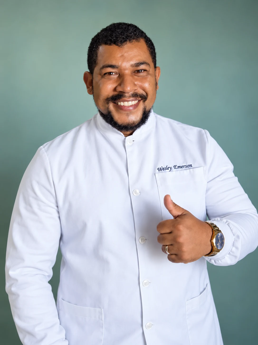 Wesley Ermeson de Souza e Silva usando jaleco branco
